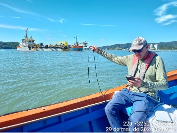 Lançamento de hidrofone a bordo durante dragagem